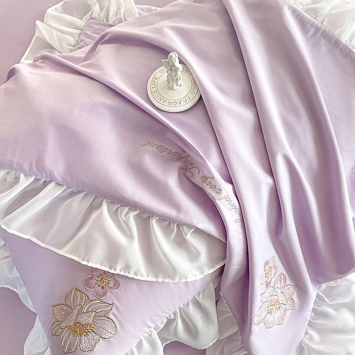 91家纺网 家纺一手货源 找家纺 绒世界 2024新款艾芙妮全棉蕾丝花边刺绣床单床笠四件套礼盒包装 玫瑰紫