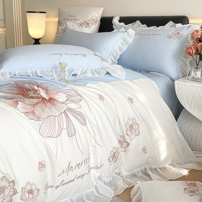 91家纺网 家纺一手货源 找家纺 绒世界 2024新款艾芙妮全棉蕾丝花边刺绣床单床笠四件套礼盒包装 风铃蓝