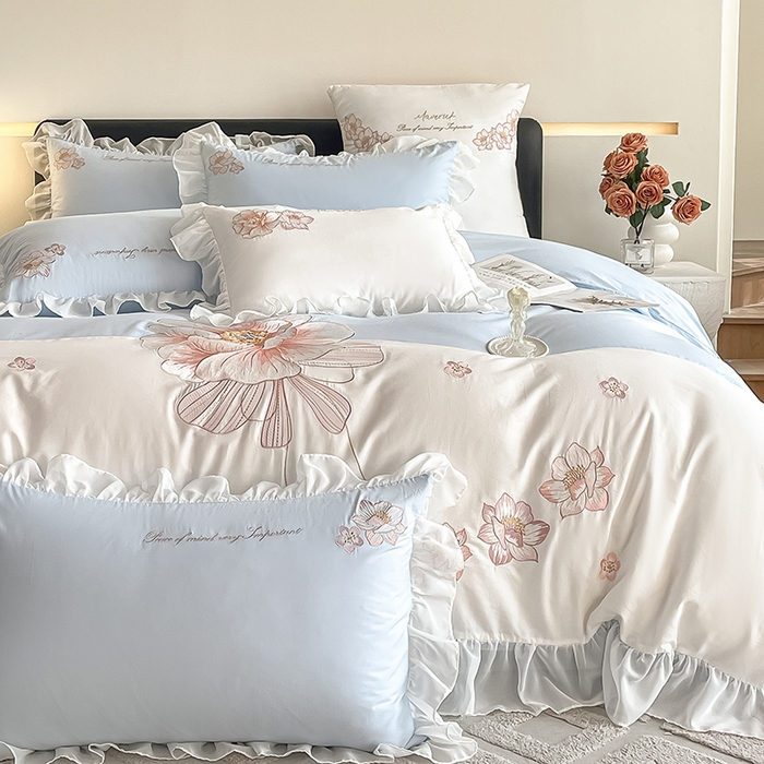 91家纺网 家纺一手货源 找家纺 绒世界 2024新款艾芙妮全棉蕾丝花边刺绣床单床笠四件套礼盒包装 风铃蓝