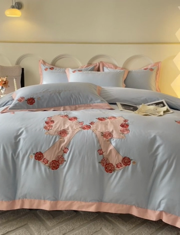 91家纺网 家纺一手货源 找家纺 绒世界 2024全棉四件套丽莎刺绣床单床笠纯棉四件套（礼盒包装） 丽莎-风铃蓝