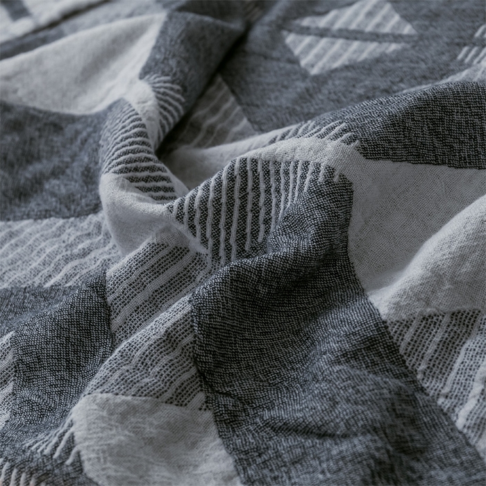 91家纺网 家纺一手货源 找家纺 朴尔家纺-毛巾被 2024新款三层水洗棉全棉纱布毛巾被 几何体-灰