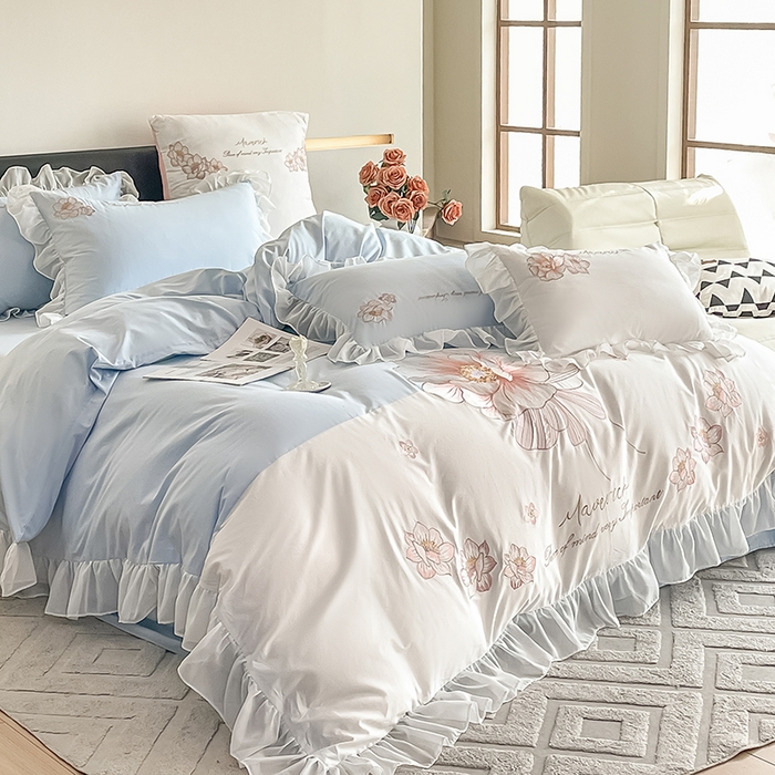 91家纺网 家纺一手货源 找家纺 绒世界 2024新款艾芙妮全棉蕾丝花边刺绣床单床笠四件套礼盒包装 风铃蓝