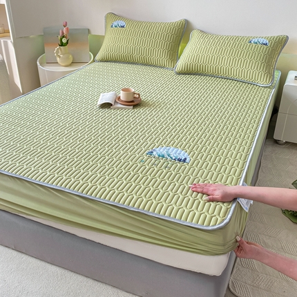 91家纺网 家纺一手货源 找家纺 康纳利 2024新款乳胶床笠烫花款乳胶凉席三件套夏被四件套乳胶席子 秋香绿-包边款