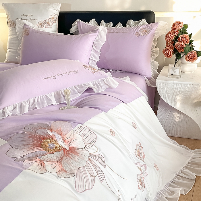 91家纺网 家纺一手货源 找家纺 绒世界 2024新款艾芙妮全棉蕾丝花边刺绣床单床笠四件套礼盒包装 玫瑰紫