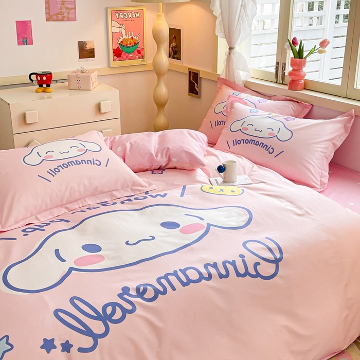 91家纺网 家纺一手货源 找家纺 孩子王（原鼎盛） 2025新款三丽鸥系列全棉活性大版印花卡通学生四件套 粉色大耳狗