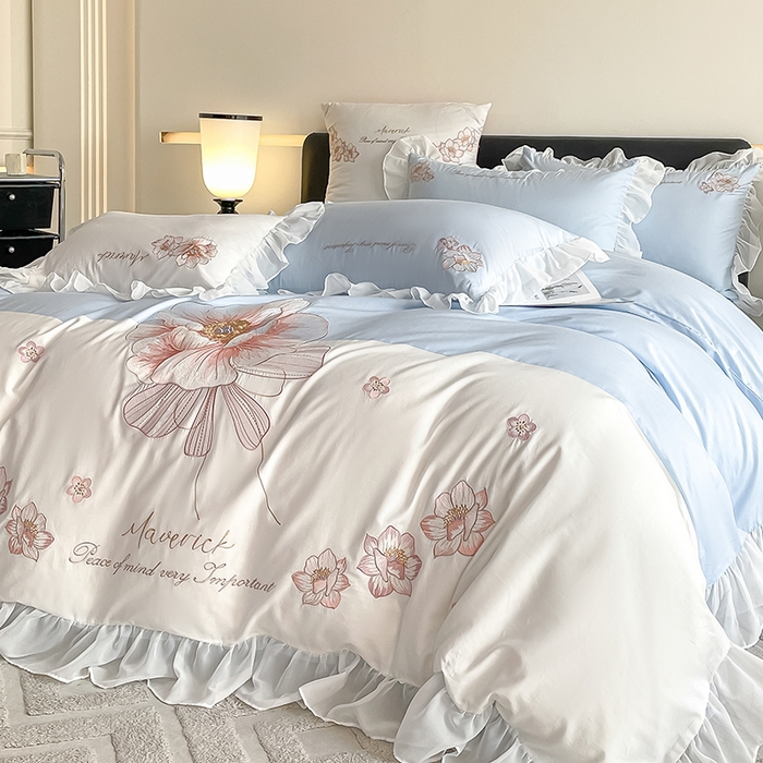 91家纺网 家纺一手货源 找家纺 绒世界 2024新款艾芙妮全棉蕾丝花边刺绣床单床笠四件套礼盒包装 风铃蓝