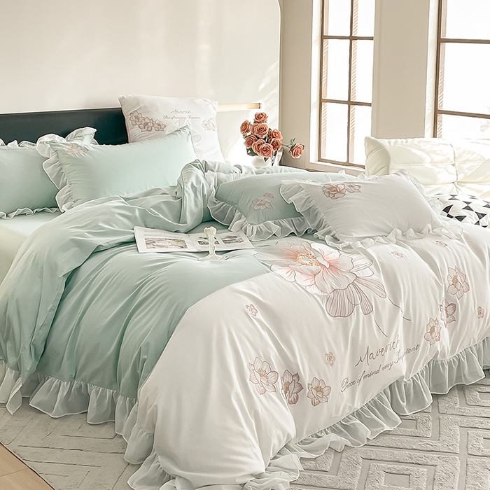 91家纺网 家纺一手货源 找家纺 绒世界 2024新款艾芙妮全棉蕾丝花边刺绣床单床笠四件套礼盒包装 星水绿