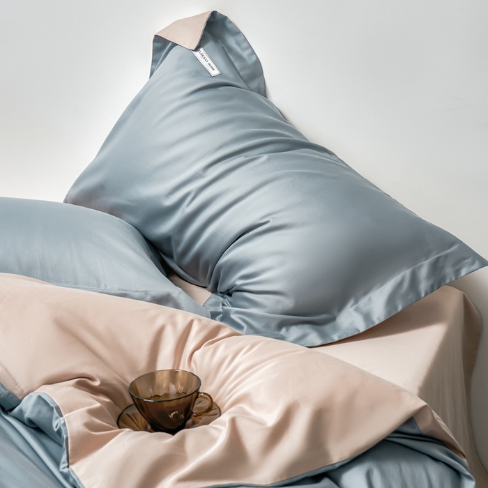 91家纺网 家纺一手货源 找家纺 秀色家纺 2025新款60支贡缎新疆长绒棉全棉纯棉三件套轻奢床品床单床笠被套床上四件套 都市-天空蓝茱萸粉