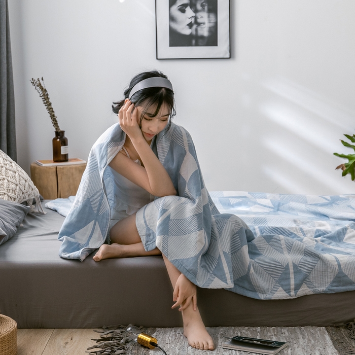 91家纺网 家纺一手货源 找家纺 朴尔家纺-毛巾被 2024新款三层水洗棉全棉纱布毛巾被 几何体-冰蓝