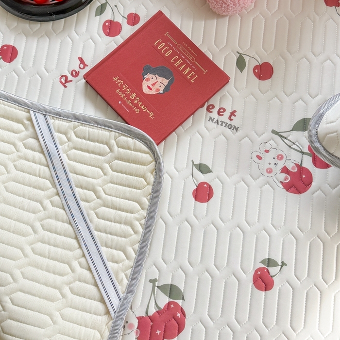 91家纺网 家纺一手货源 找家纺 慕尚家纺 2025新款ms乳胶圆网花色乳胶凉席 樱桃小兔