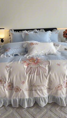 91家纺网 家纺一手货源 找家纺 绒世界 2024新款艾芙妮全棉蕾丝花边刺绣床单床笠四件套礼盒包装 风铃蓝