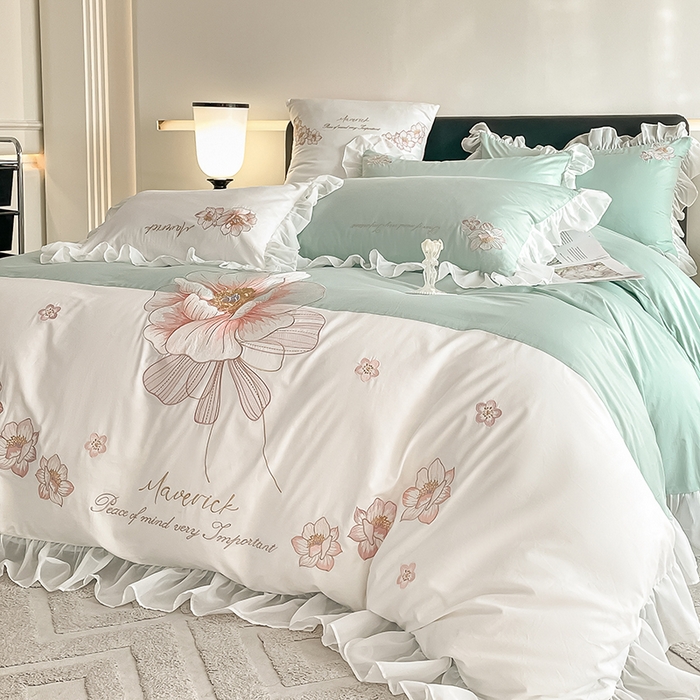 91家纺网 家纺一手货源 找家纺 绒世界 2024新款艾芙妮全棉蕾丝花边刺绣床单床笠四件套礼盒包装 星水绿