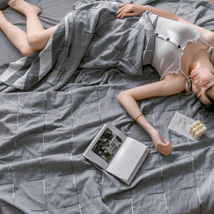 91家纺网 家纺一手货源 找家纺 朴尔家纺-毛巾被 2024新款三层水洗棉全棉纱布毛巾被 简约线条-灰