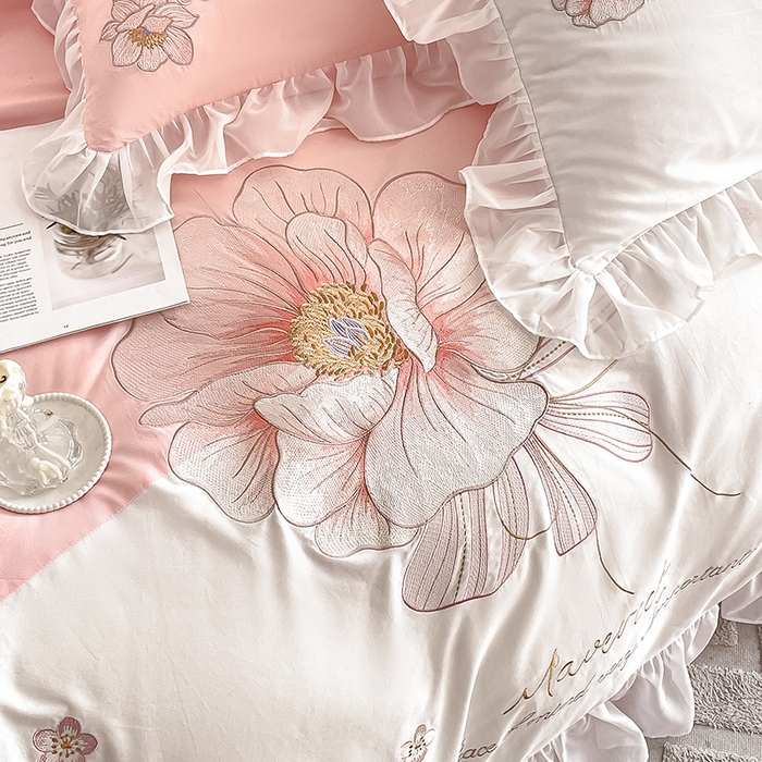 91家纺网 家纺一手货源 找家纺 绒世界 2024新款艾芙妮全棉蕾丝花边刺绣床单床笠四件套礼盒包装 优雅粉