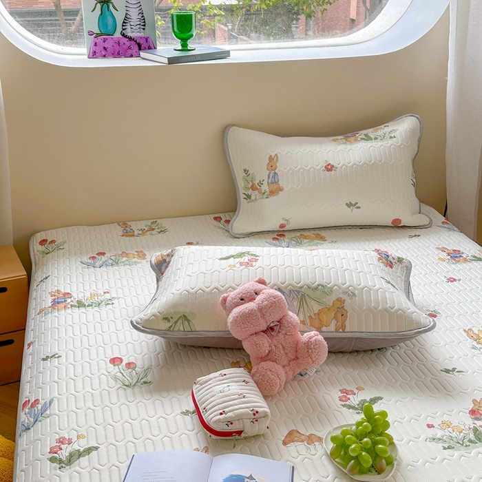 91家纺网 家纺一手货源 找家纺 慕尚家纺 2025新款ms乳胶圆网花色乳胶凉席 花丛小兔