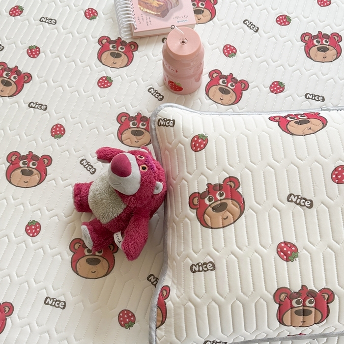 91家纺网 家纺一手货源 找家纺 慕尚家纺 2025新款ms乳胶圆网花色乳胶凉席 草莓小熊