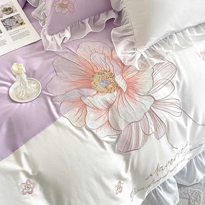 91家纺网 家纺一手货源 找家纺 绒世界 2024新款艾芙妮全棉蕾丝花边刺绣床单床笠四件套礼盒包装 玫瑰紫