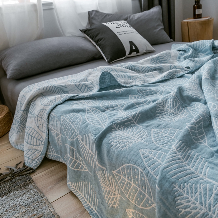 91家纺网 家纺一手货源 找家纺 朴尔家纺-毛巾被 2024新款三层水洗棉全棉纱布毛巾被 日式落叶-冰蓝