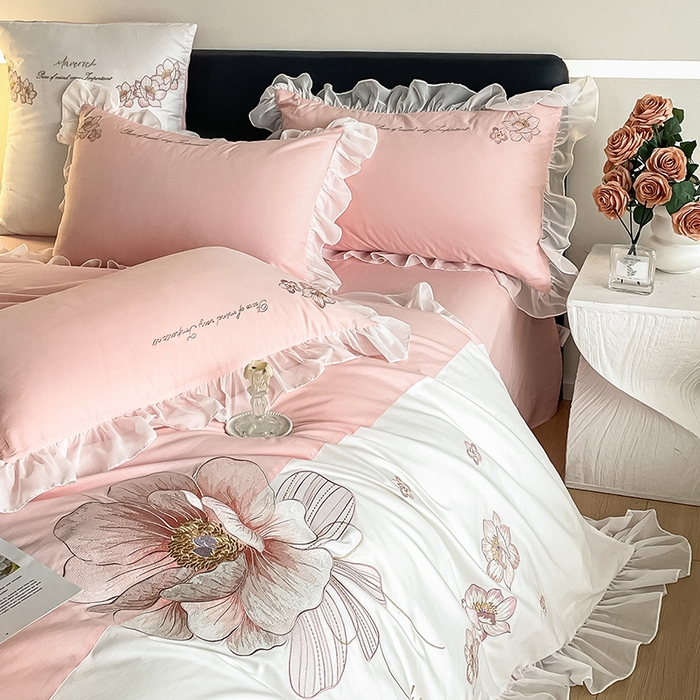 91家纺网 家纺一手货源 找家纺 绒世界 2024新款艾芙妮全棉蕾丝花边刺绣床单床笠四件套礼盒包装 优雅粉