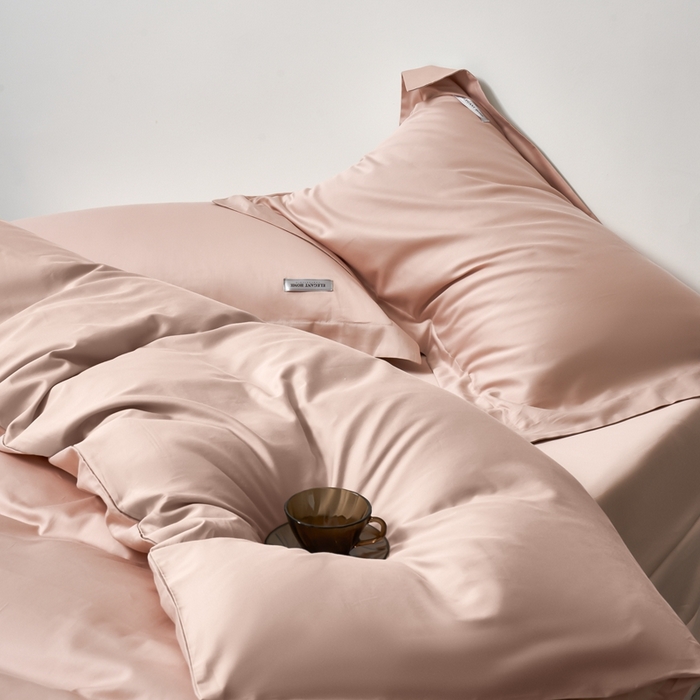 91家纺网 家纺一手货源 找家纺 秀色家纺 2025新款60支贡缎新疆长绒棉全棉纯棉三件套轻奢床品床单床笠被套床上四件套 都市-茱萸粉