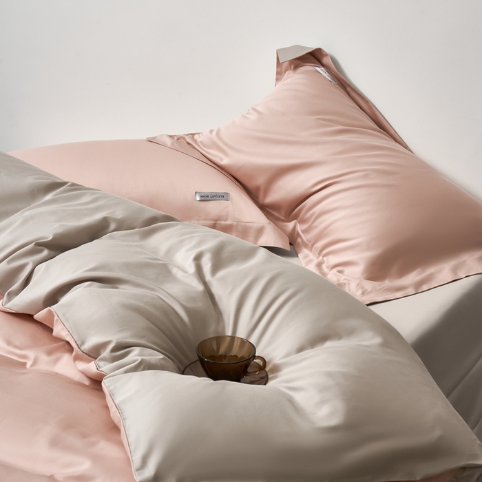 91家纺网 家纺一手货源 找家纺 秀色家纺 2025新款60支贡缎新疆长绒棉全棉纯棉三件套轻奢床品床单床笠被套床上四件套 都市-茱萸粉+烟墨灰