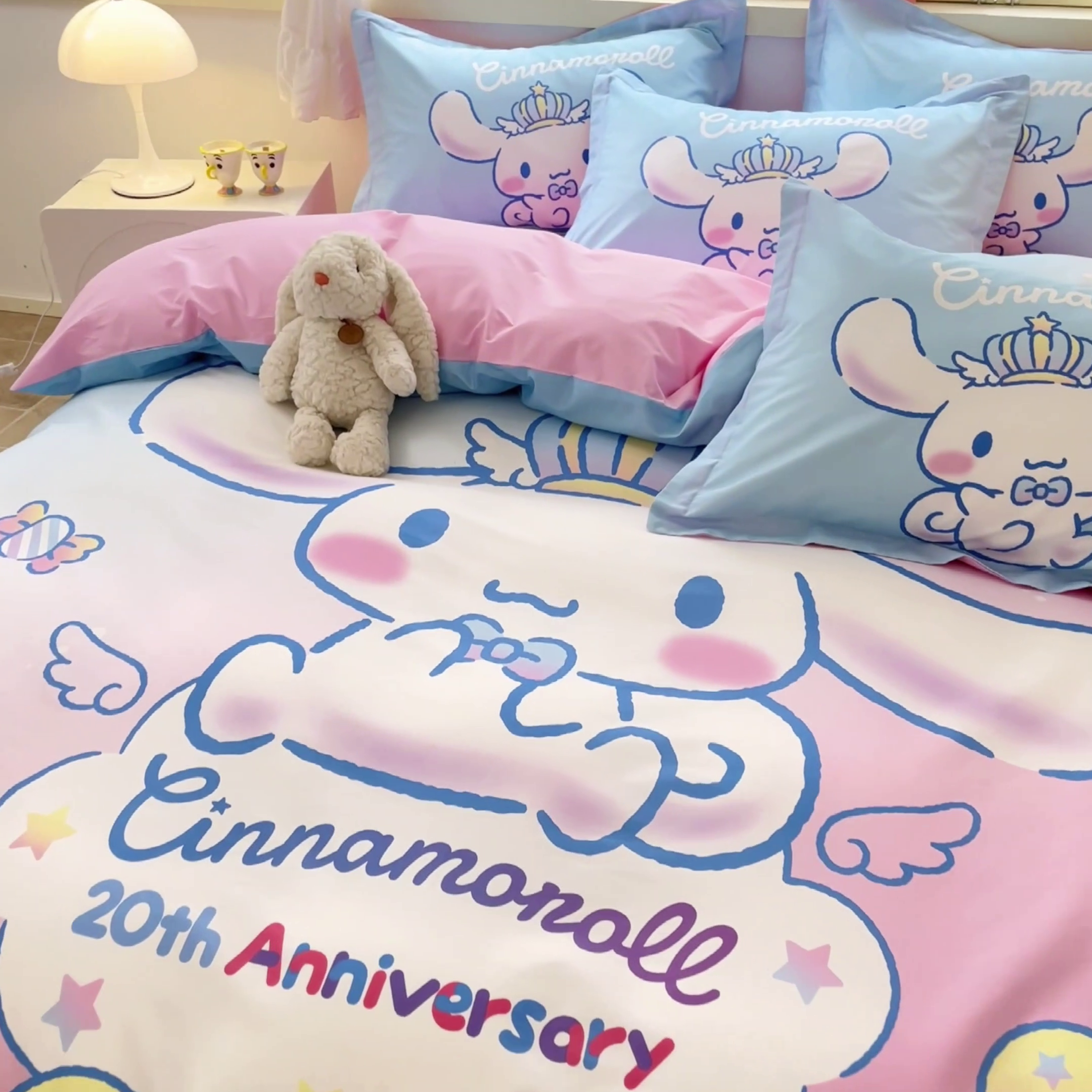 91家纺网 家纺一手货源 找家纺 孩子王（原鼎盛） 2025新款三丽鸥系列全棉活性大版印花卡通学生四件套 闪亮玉桂狗