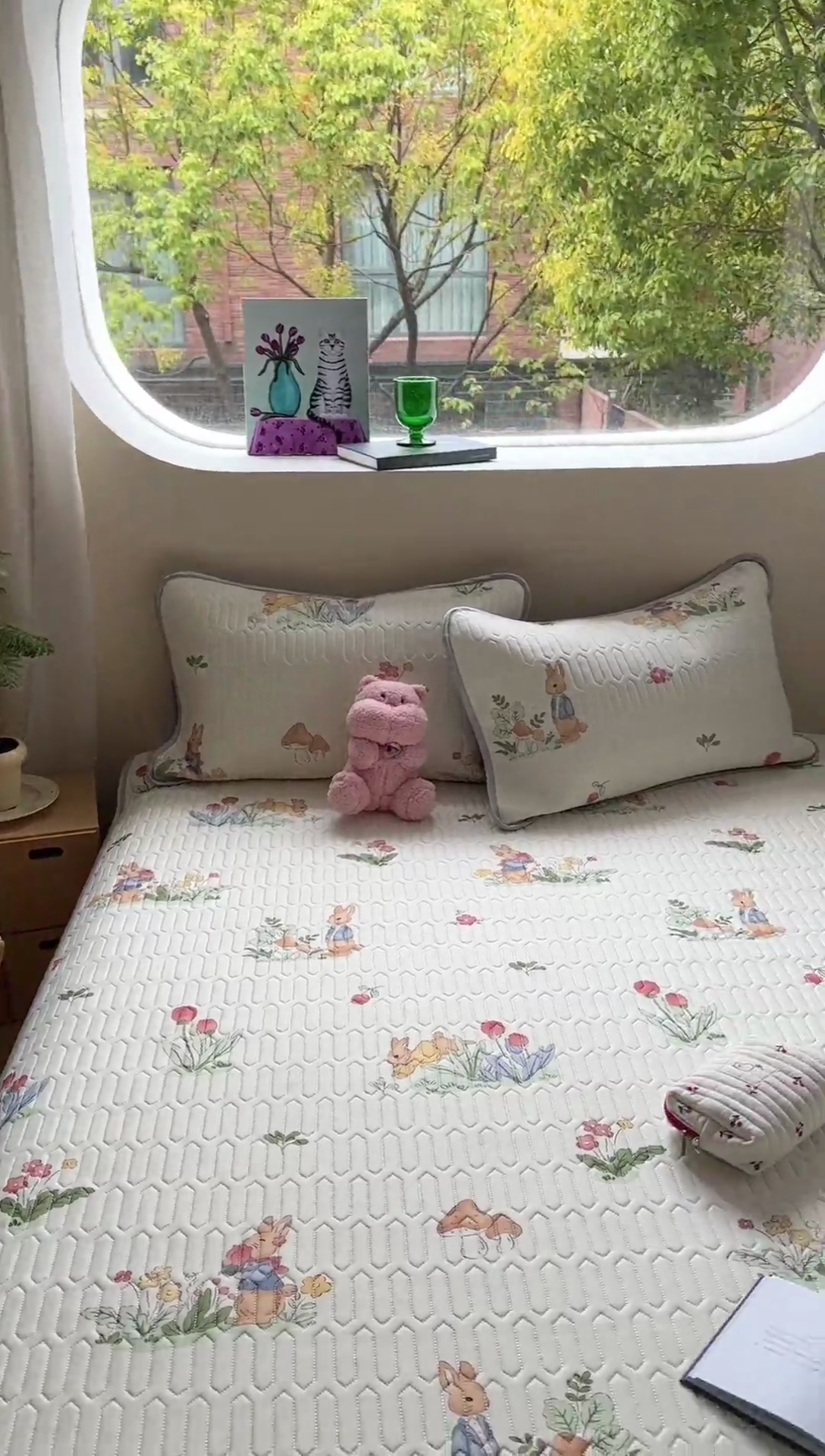 91家纺网 家纺一手货源 找家纺 慕尚家纺 2025新款ms乳胶圆网花色乳胶凉席 花丛小兔