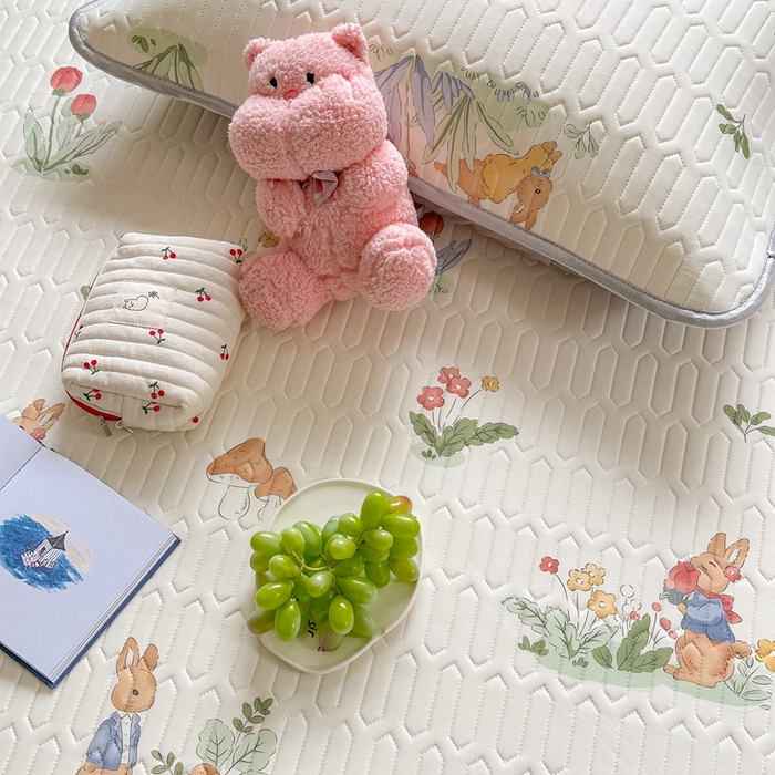 91家纺网 家纺一手货源 找家纺 慕尚家纺 2025新款ms乳胶圆网花色乳胶凉席 花丛小兔