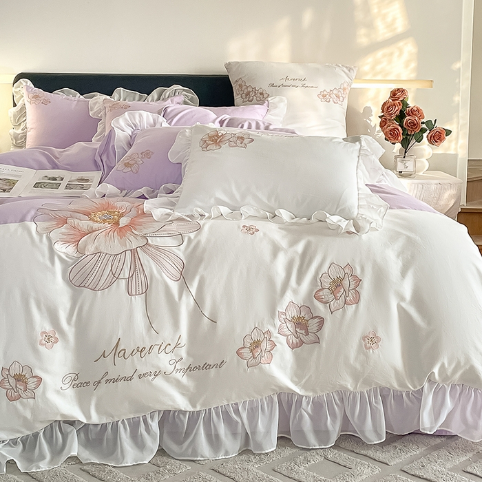 91家纺网 家纺一手货源 找家纺 绒世界 2024新款艾芙妮全棉蕾丝花边刺绣床单床笠四件套礼盒包装 玫瑰紫