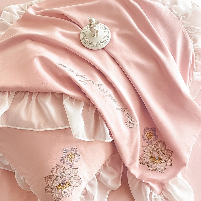 91家纺网 家纺一手货源 找家纺 绒世界 2024新款艾芙妮全棉蕾丝花边刺绣床单床笠四件套礼盒包装 优雅粉