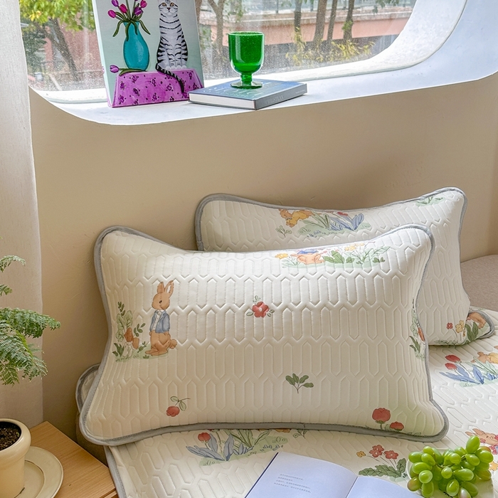 91家纺网 家纺一手货源 找家纺 慕尚家纺 2025新款ms乳胶圆网花色乳胶凉席 花丛小兔