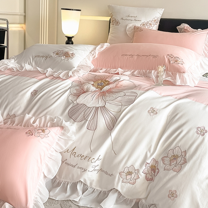 91家纺网 家纺一手货源 找家纺 绒世界 2024新款艾芙妮全棉蕾丝花边刺绣床单床笠四件套礼盒包装 优雅粉