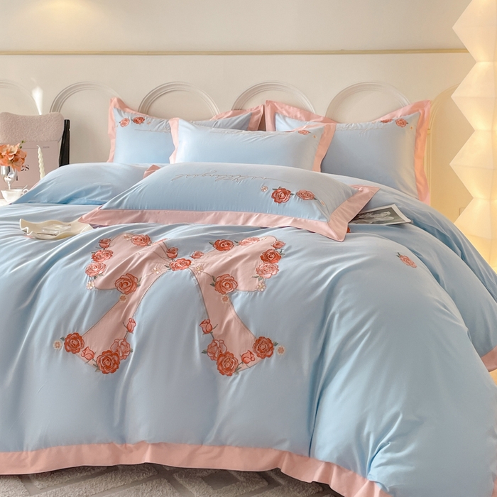 91家纺网 家纺一手货源 找家纺 绒世界 2024全棉四件套丽莎刺绣床单床笠纯棉四件套（礼盒包装） 丽莎-风铃蓝