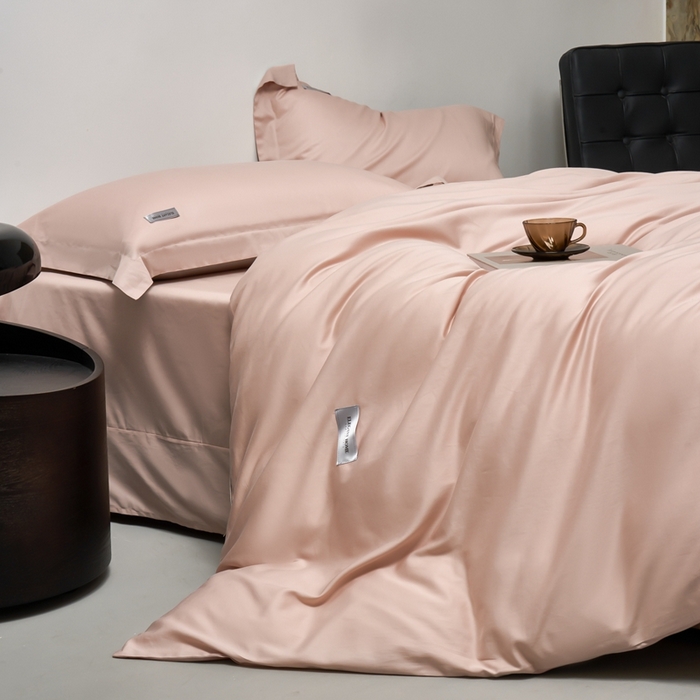 91家纺网 家纺一手货源 找家纺 秀色家纺 2025新款60支贡缎新疆长绒棉全棉纯棉三件套轻奢床品床单床笠被套床上四件套 都市-茱萸粉