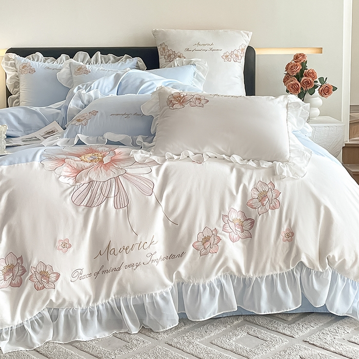 91家纺网 家纺一手货源 找家纺 绒世界 2024新款艾芙妮全棉蕾丝花边刺绣床单床笠四件套礼盒包装 风铃蓝