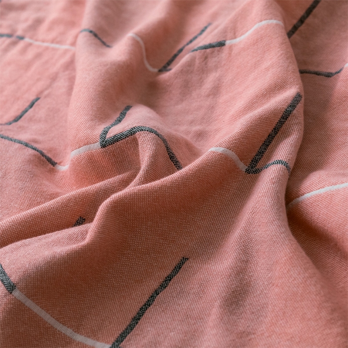 91家纺网 家纺一手货源 找家纺 朴尔家纺-毛巾被 2024新款三层水洗棉全棉纱布毛巾被 简约线条-粉