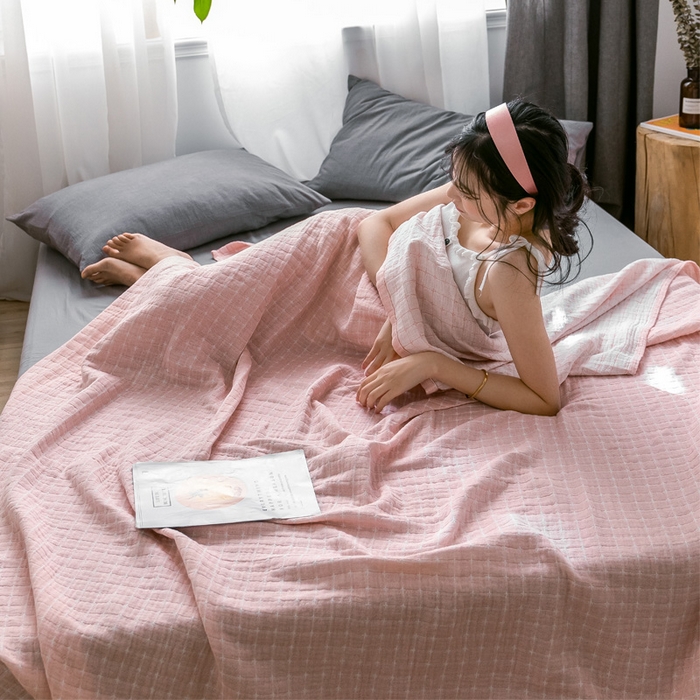 91家纺网 家纺一手货源 找家纺 朴尔家纺-毛巾被 2024新款三层水洗棉全棉纱布毛巾被 丁格-粉