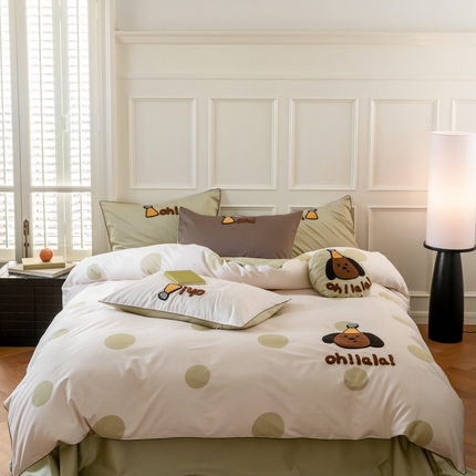 91家纺网 家纺一手货源 找家纺 FORTWO 2024新款40斜纹数码印花贴布绣四件套 二傻