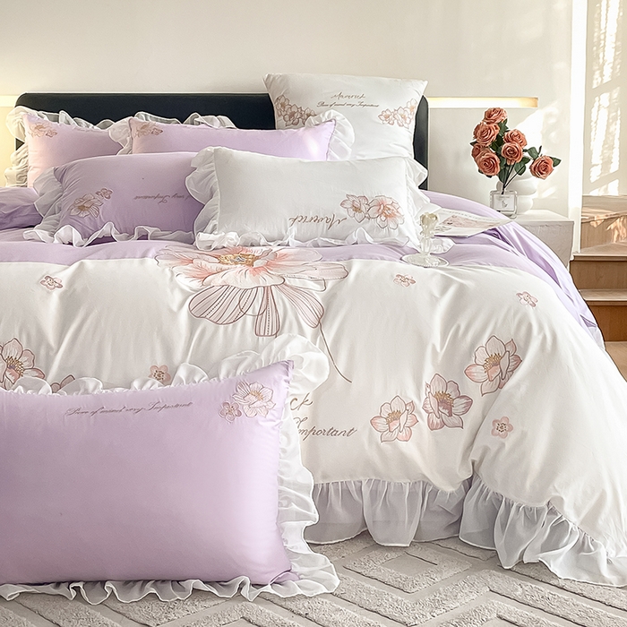 91家纺网 家纺一手货源 找家纺 绒世界 2024新款艾芙妮全棉蕾丝花边刺绣床单床笠四件套礼盒包装 玫瑰紫