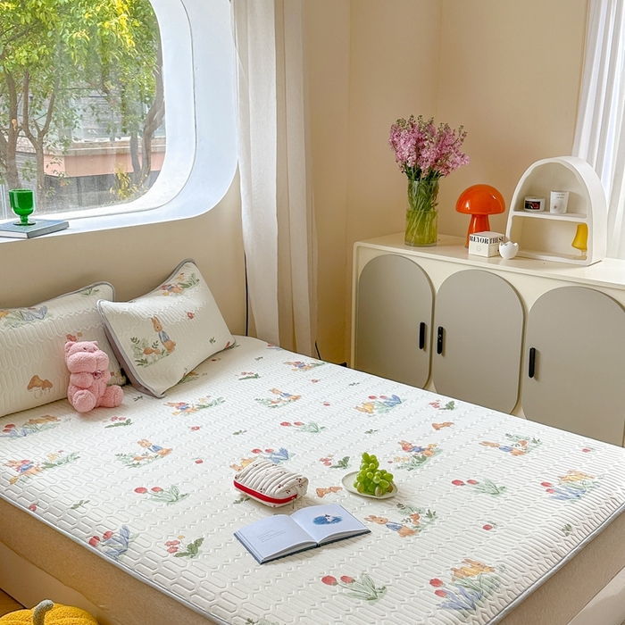 91家纺网 家纺一手货源 找家纺 慕尚家纺 2025新款ms乳胶圆网花色乳胶凉席 花丛小兔