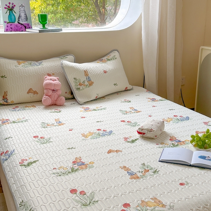 91家纺网 家纺一手货源 找家纺 慕尚家纺 2025新款ms乳胶圆网花色乳胶凉席 花丛小兔