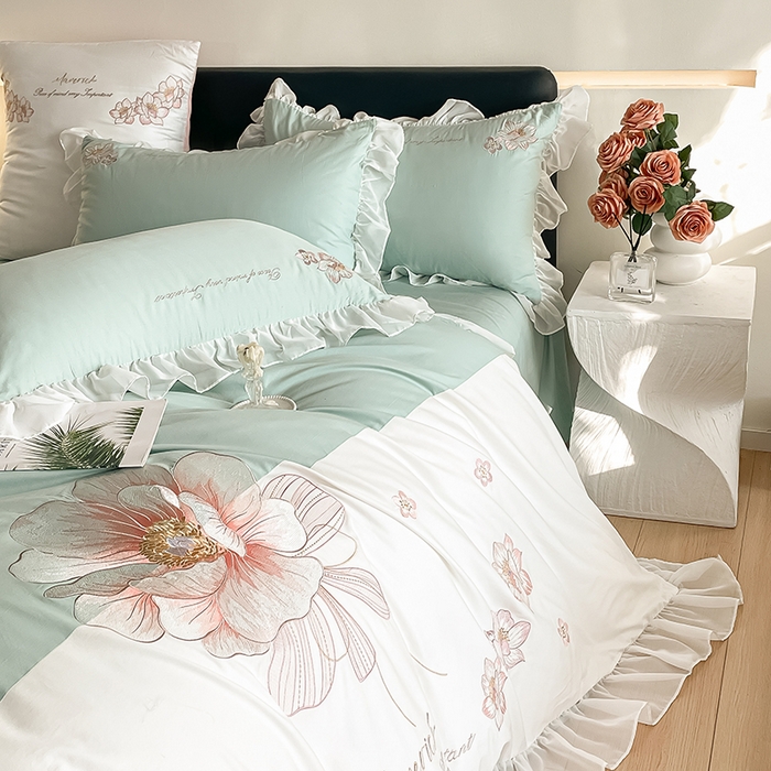 91家纺网 家纺一手货源 找家纺 绒世界 2024新款艾芙妮全棉蕾丝花边刺绣床单床笠四件套礼盒包装 星水绿