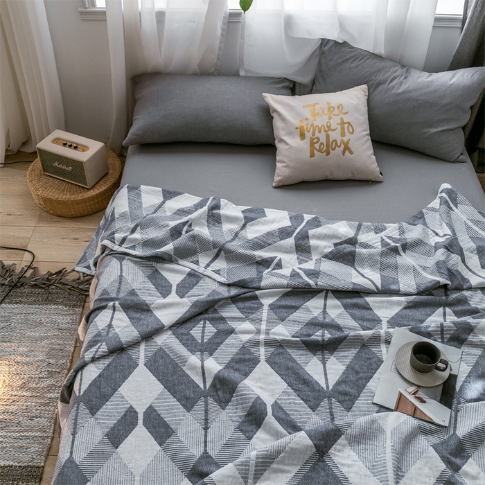 91家纺网 家纺一手货源 找家纺 朴尔家纺-毛巾被 2024新款三层水洗棉全棉纱布毛巾被 几何体-灰