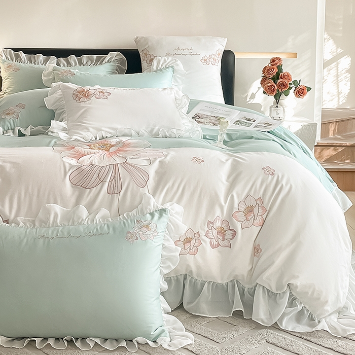 91家纺网 家纺一手货源 找家纺 绒世界 2024新款艾芙妮全棉蕾丝花边刺绣床单床笠四件套礼盒包装 星水绿