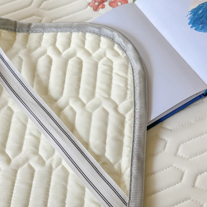 91家纺网 家纺一手货源 找家纺 慕尚家纺 2025新款ms乳胶圆网花色乳胶凉席 花丛小兔