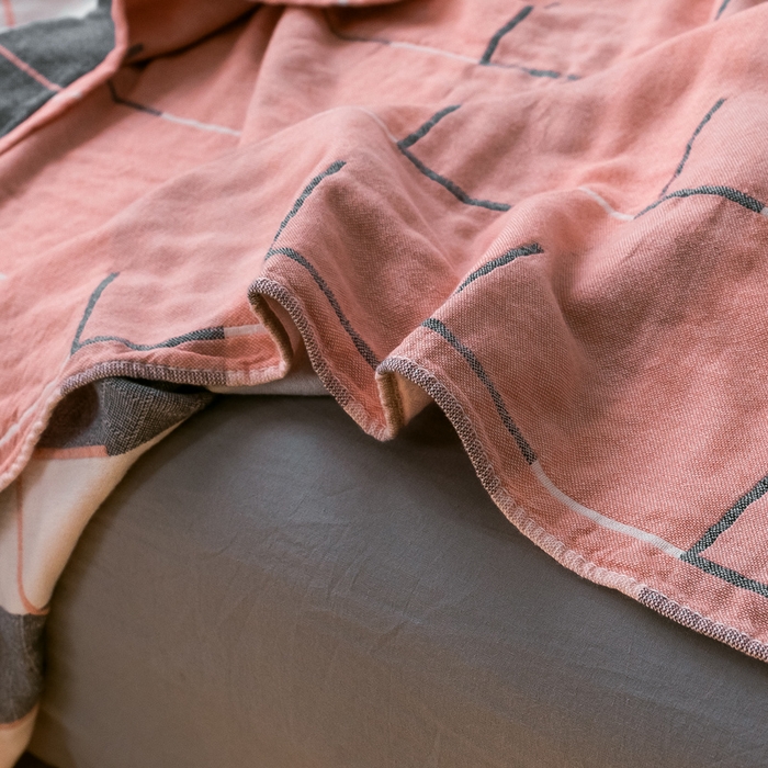 91家纺网 家纺一手货源 找家纺 朴尔家纺-毛巾被 2024新款三层水洗棉全棉纱布毛巾被 简约线条-粉