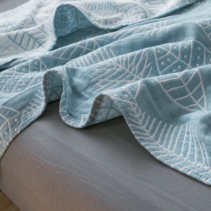 91家纺网 家纺一手货源 找家纺 朴尔家纺-毛巾被 2024新款三层水洗棉全棉纱布毛巾被 日式落叶-冰蓝