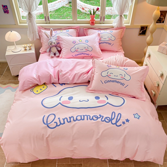 91家纺网 家纺一手货源 找家纺 孩子王（原鼎盛） 2025新款三丽鸥系列全棉活性大版印花卡通学生四件套 粉色大耳狗