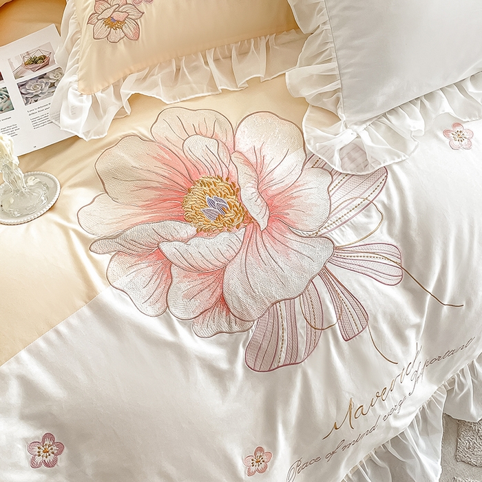 91家纺网 家纺一手货源 找家纺 绒世界 2024新款艾芙妮全棉蕾丝花边刺绣床单床笠四件套礼盒包装 芝士黄