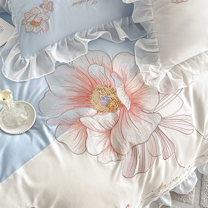 91家纺网 家纺一手货源 找家纺 绒世界 2024新款艾芙妮全棉蕾丝花边刺绣床单床笠四件套礼盒包装 风铃蓝